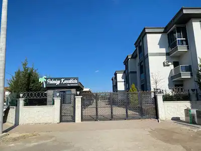 PALMİYE KONAKLARINDA HAVUZ MANZARALI ARA KAT SATILIK DAİRE