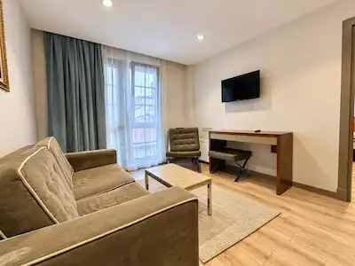 BEYOĞLU İSTİKLALİ GÖREN SOKAKTA GÜVENLİKLİ BİNADA FATURA DAHİL EŞYALI TEMİZ DAİRE