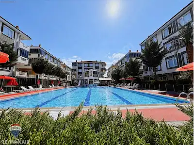 HAVUZLU SİTE İÇERİSİNDE BALKONLU FULL EŞYALI 2+1 DAİRE