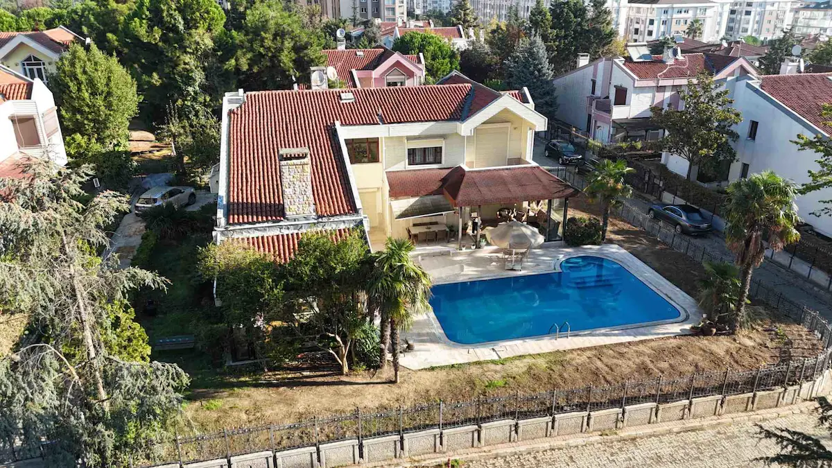SİNANOBA’DA LÜKSÜN ZİRVESİ! HAVUZLU, SAUNALI VE HAMAMLI SATILIK TRİPLEKS VİLLA