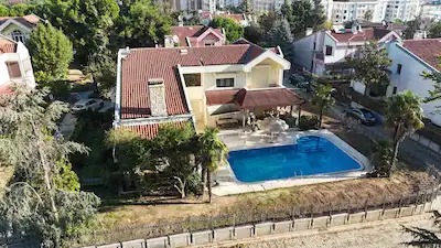 SİNANOBA’DA LÜKSÜN ZİRVESİ! HAVUZLU, SAUNALI VE HAMAMLI SATILIK TRİPLEKS VİLLA
