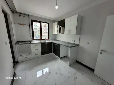 REMAX SEVCAN GÜRLEVİKTEN YENİMAHALLE'DE MUTFAK SALON AYRI KİRALIK 2+1 DAİRE