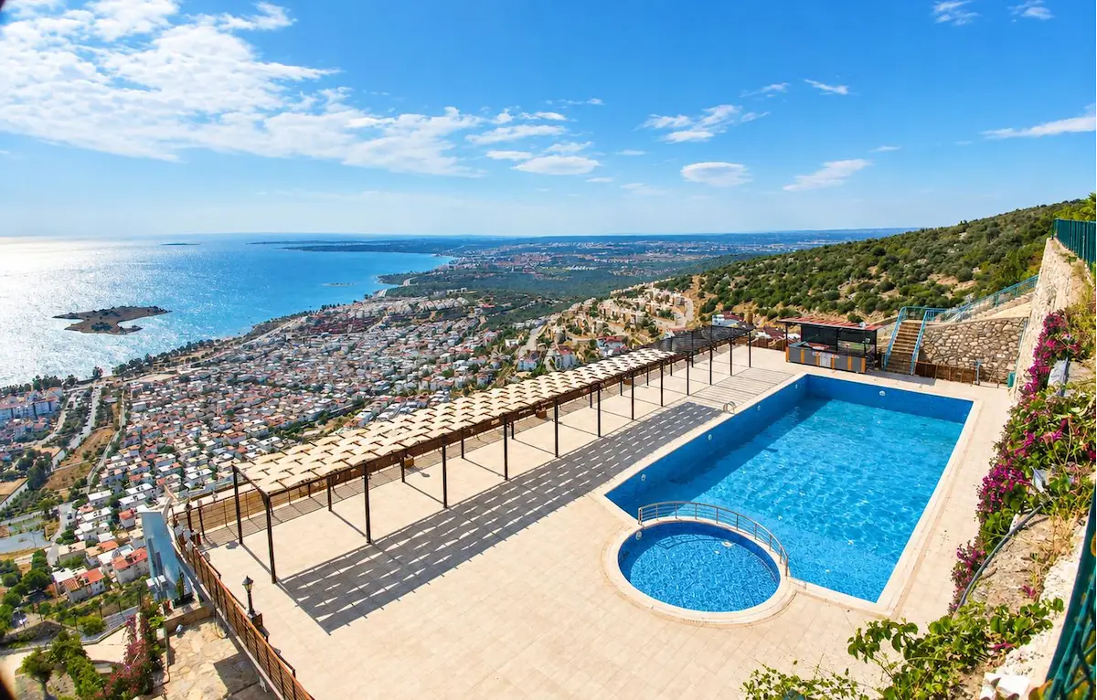 AKBÜK KOYUNA HÂKİM, FULL DENİZ MANZARALI EŞYALI 1+1 DAİRE !