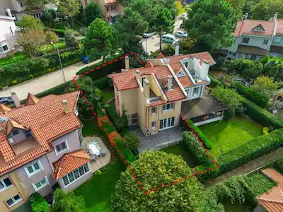 USKUMRUKÖY MEVSİM SİTESİ’NDE SATILIK BAHÇELİ 5+1 İKİZ VİLLA