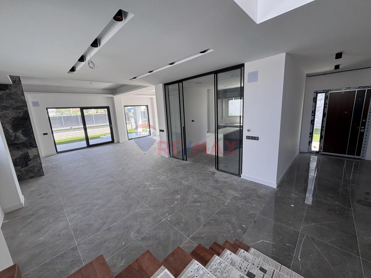 KARTEPE DE SİTE İÇİ SIFIR MÜSTAKİL HAVUZLU 4+1 SATILIK VİLLA