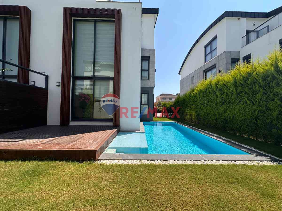 SİTE İÇERİSİNDE EŞYALI ÖZEL HAVUZLU 5+1 KİRALIK LÜKS VİLLA