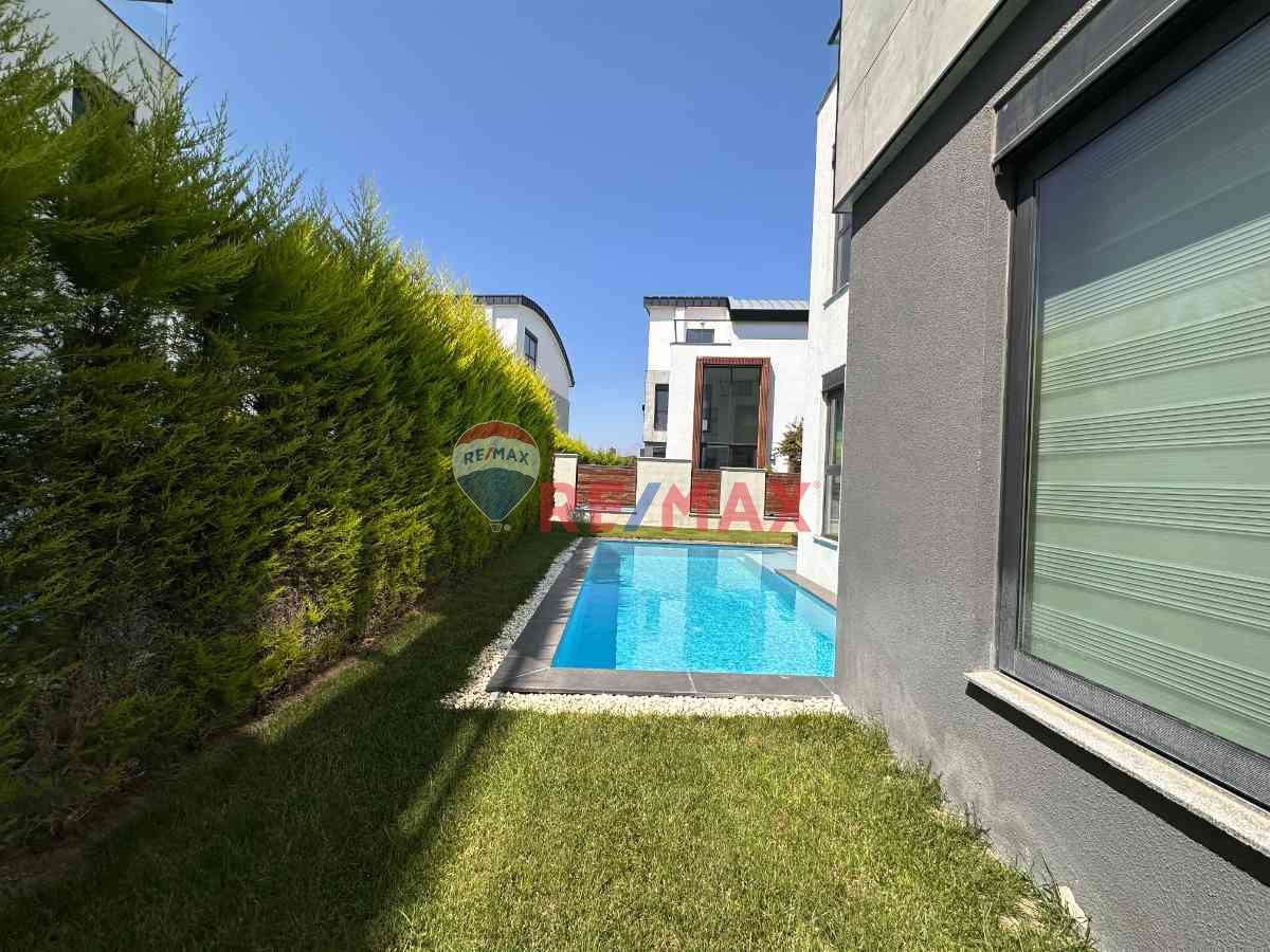 SİTE İÇERİSİNDE EŞYALI ÖZEL HAVUZLU 5+1 KİRALIK LÜKS VİLLA