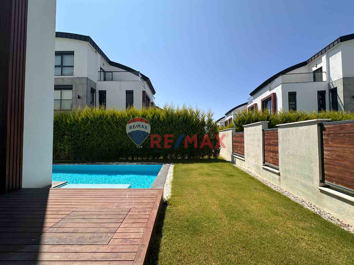 SİTE İÇERİSİNDE EŞYALI ÖZEL HAVUZLU 5+1 KİRALIK LÜKS VİLLA