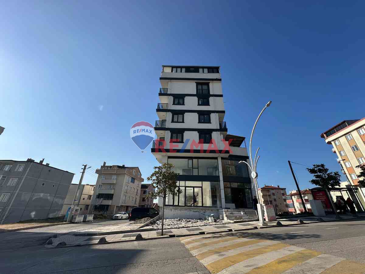 KOCAELİ ÇAYIROVA ÖZGÜRLÜK MAH. 111 M² 2+1 SATILIK LÜX DAİRE