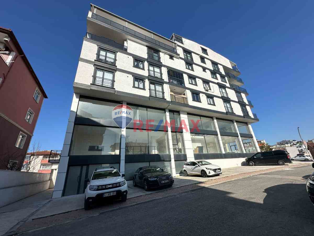 KOCAELİ ÇAYIROVA ÖZGÜRLÜK MAH. 111 M² 2+1 SATILIK LÜX DAİRE