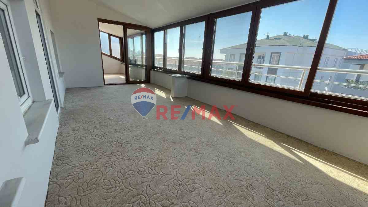 SİLİVRİ ADLIYENIN ARKASI MÜSTAKİL APARTMAN DA TERAS KAT 2+1 KIRALIK DAİRE