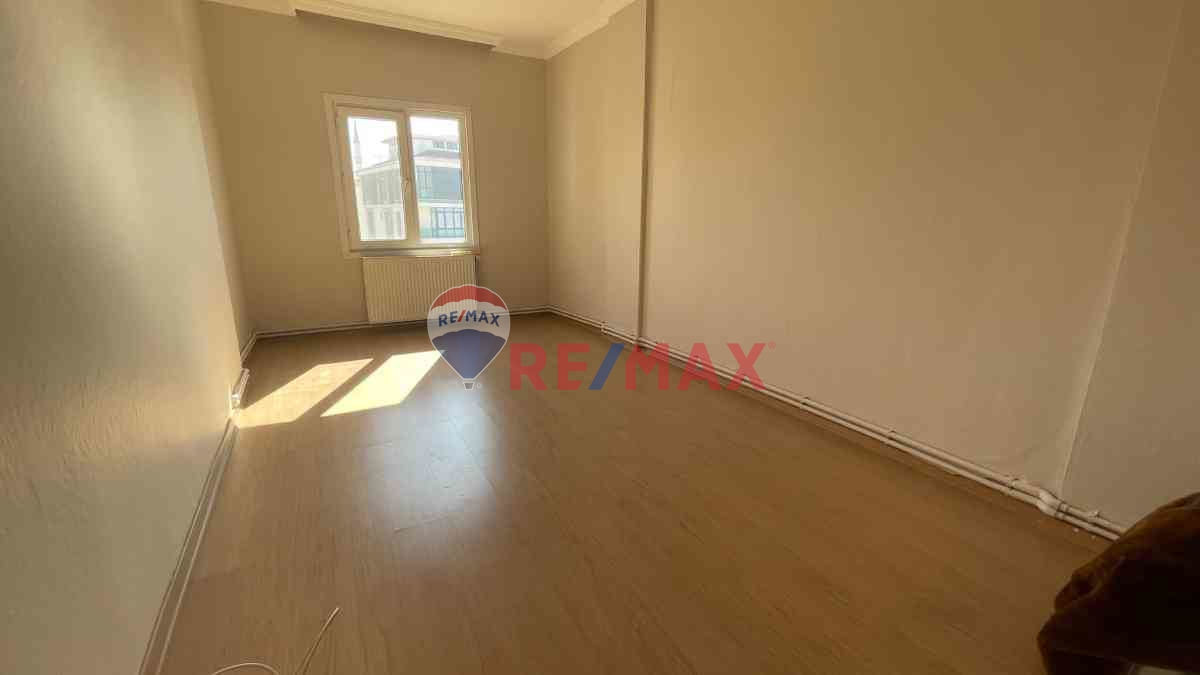 SİLİVRİ ADLIYENIN ARKASI MÜSTAKİL APARTMAN DA TERAS KAT 2+1 KIRALIK DAİRE