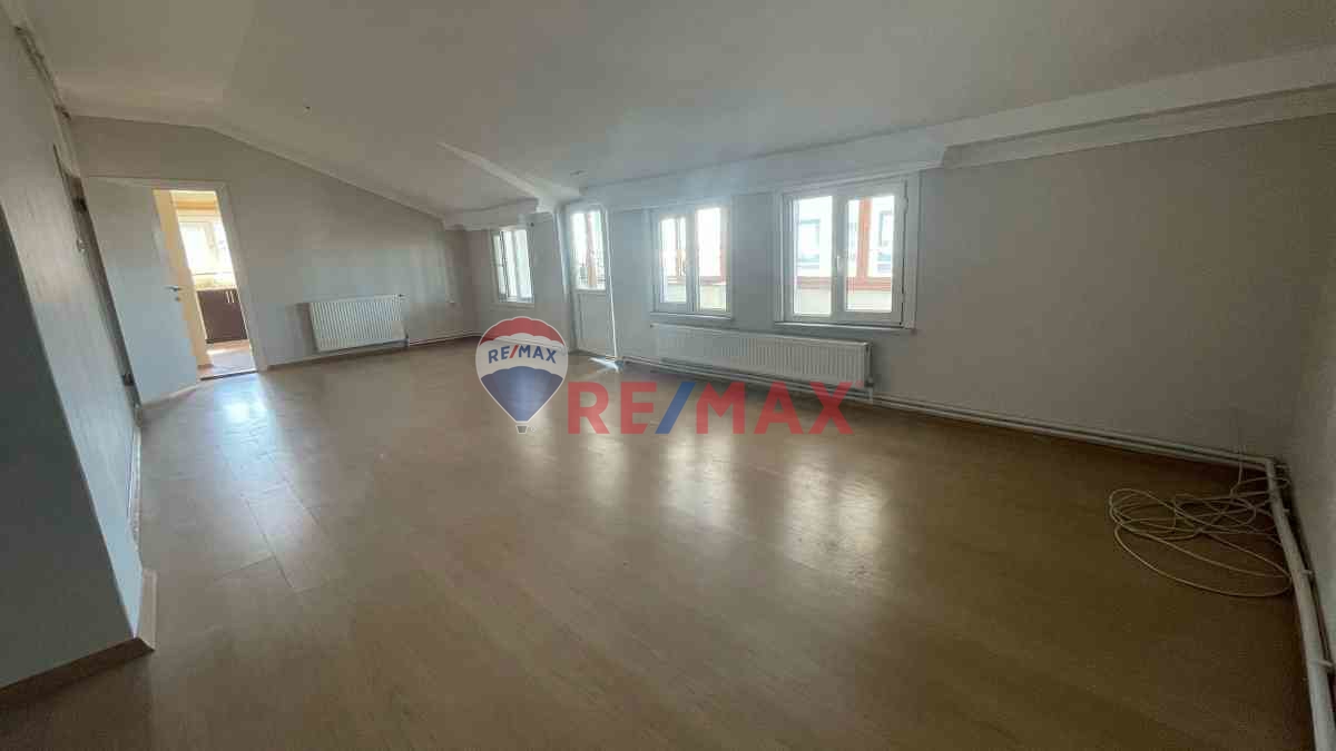 SİLİVRİ ADLIYENIN ARKASI MÜSTAKİL APARTMAN DA TERAS KAT 2+1 KIRALIK DAİRE