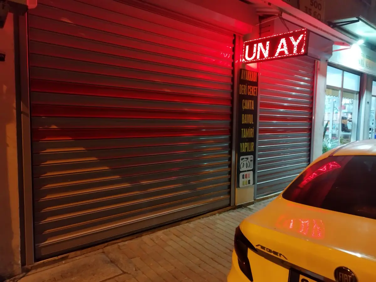 ALAYBEY SAHİL'İN BİR ARKA SOKAĞINDA BACALI DÜKKAN 40M2