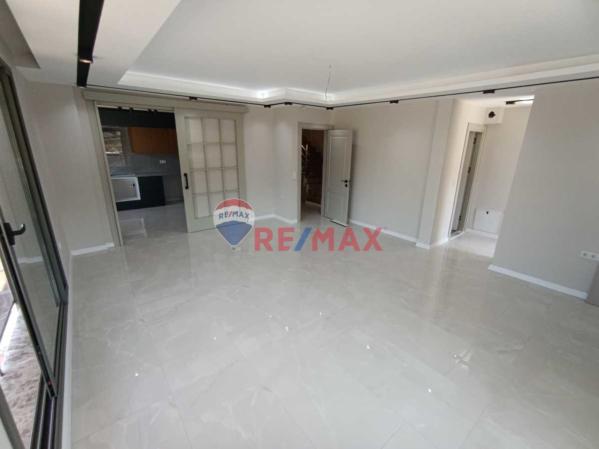 GAZİEMİR BEYAZEVLER MAH.LÜKS-KALİTELİ VİLLA