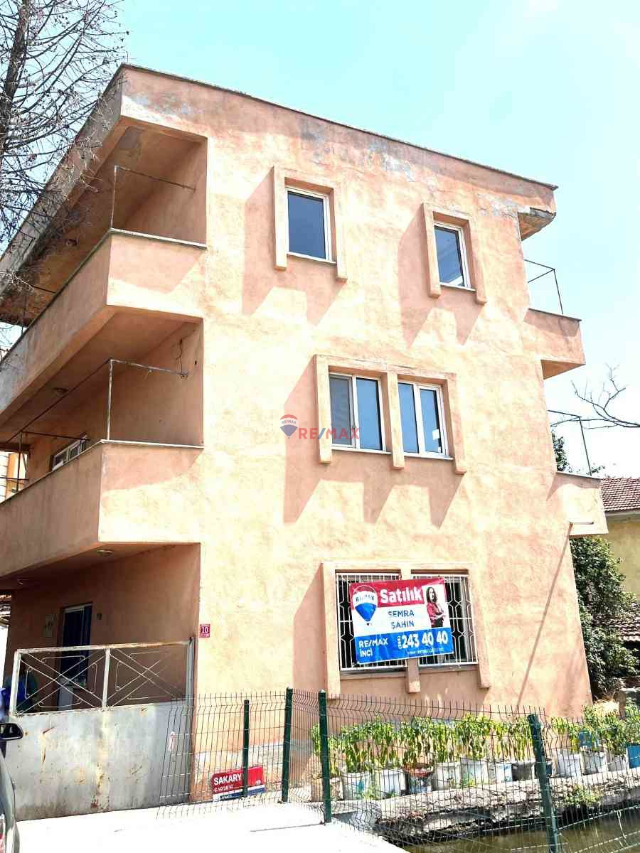 RE/MAX İNCİ'DEN BİGADİÇ MERKEZDE SATILIK 3 KATLI MÜSTAKİL EV 