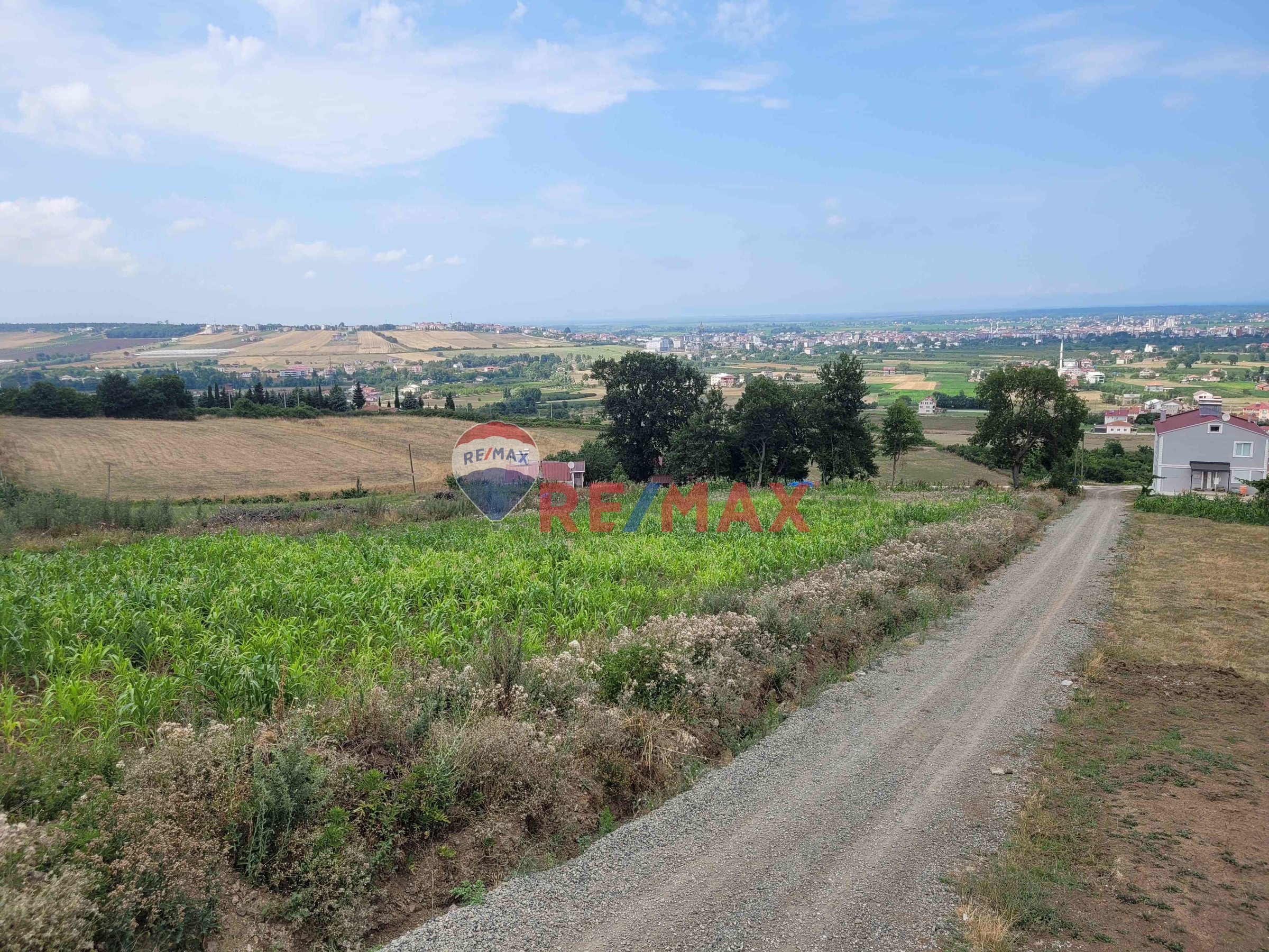 REMAX SEVCAN GÜRLEVİKTEN 19MAYIS YEŞİLOVA DA SATILIK FIRSAT ARSA