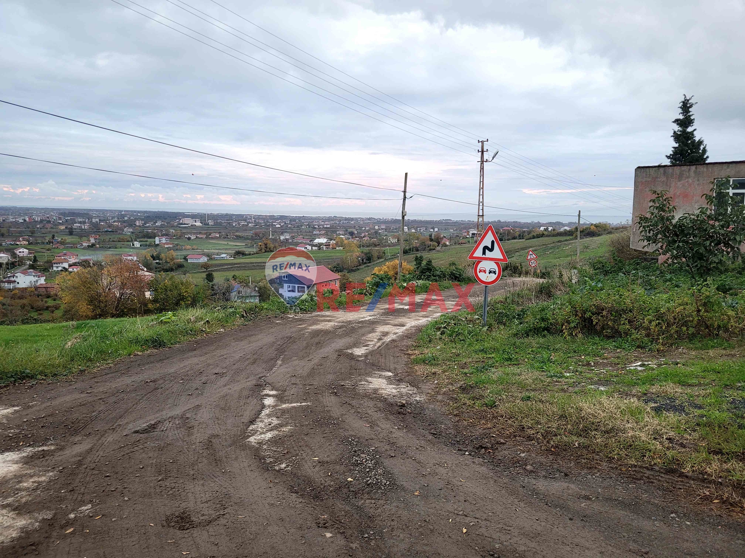 REMAX SEVCAN GÜRLEVİKTEN 19MAYIS YEŞİLOVA DA SATILIK FIRSAT ARSA