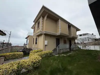 ŞİLE BALİBEY’DE CİHAN SOKAKTA 3 KATLI HAVUZLU SATILIK VİLLA