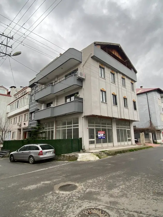 YATIRIMLIK !! ALTI DÜKKAN, ÜSTÜ DAIRE (MASRAFSIZ) KOMPLE BINA