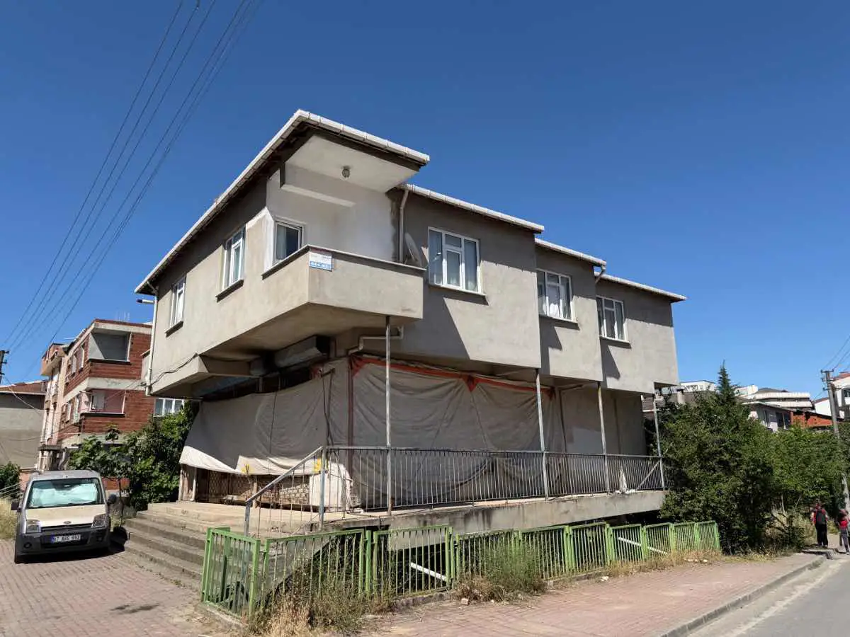 ÇAYIROVA YENİ MAH.287 M2 ARSA İÇİNDE SATILIK MÜSTAKİL EV.