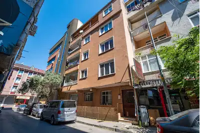 BAĞCILAR'DA DEVLET HASTANESİNİN YANINDA KOMPLE SATILIK BİNA