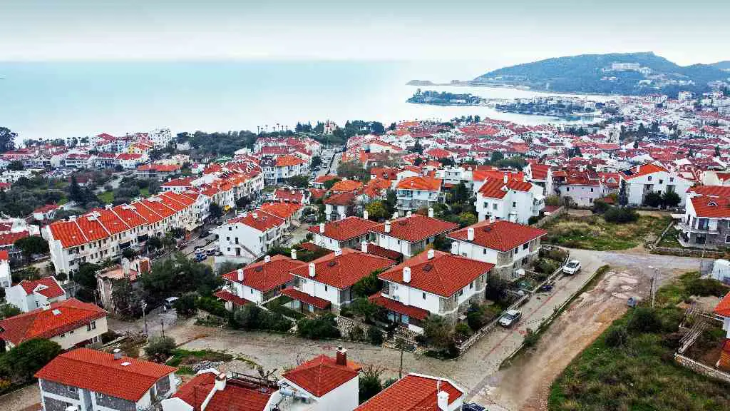DATÇA KİRALIK DENİZ MANZARALI, BAHÇELİ 1+1 BOŞ DAİRE TAM MERKEZDE
