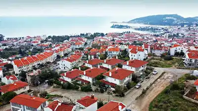 DATÇA KİRALIK DENİZ MANZARALI, BAHÇELİ 1+1 BOŞ DAİRE TAM MERKEZDE
