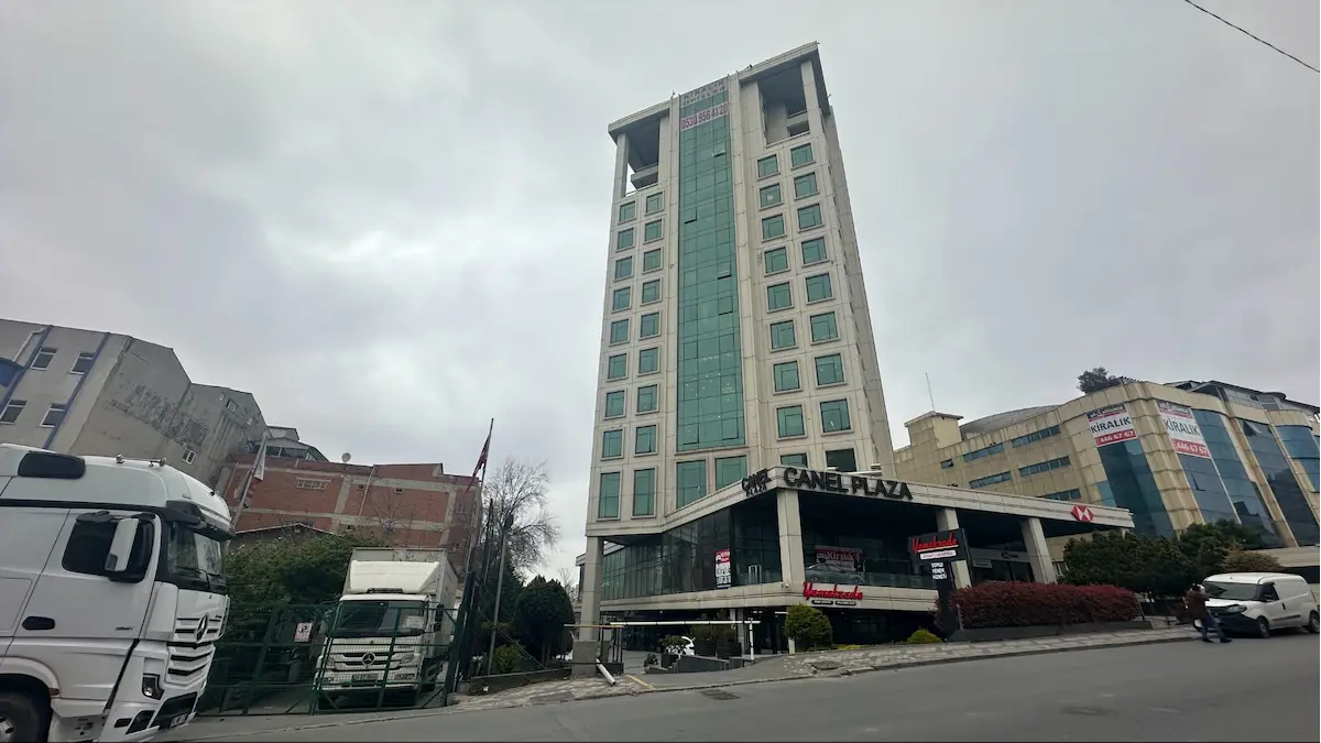 NITELIKLI PLAZADA DEKORASYONLU 600M2 KOMPLE KIRALIK OFIS KATI