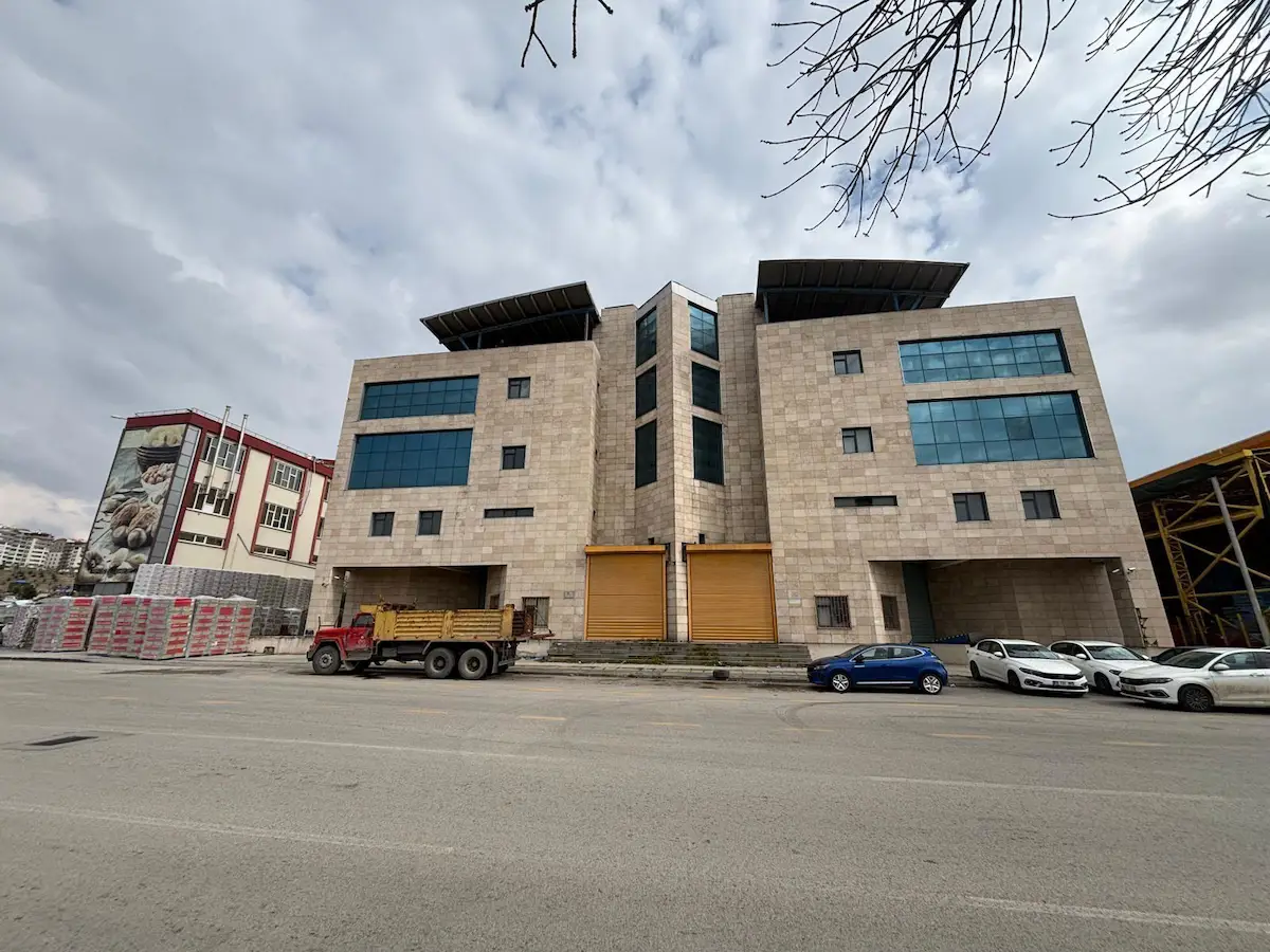 OSTİM’DE UZAY ÇAĞI CADDESİNDE KÖSE BAŞI ANA BULVAR ÜZERİNDE PRESTİJLİ TİCARİ BİNA – SATILIK