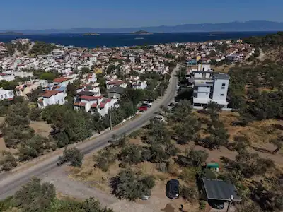 AYVALIK SAHİLKENTTE, DENİZ MANZARALI SATILIK KÖŞE İMARLI ARSA