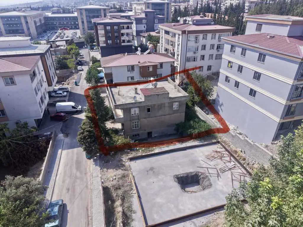 DULKADİROĞLU’NDA 3 KATLI, 9+3 GENİŞ MÜSTAKİL EV | 430 M² BRÜT, BALKONLU