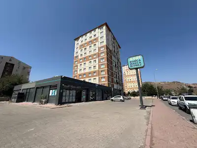ALTINOLUK MAH.CADDE ÜSTÜ ÖNÜ AÇIK SATILIK 3+1 DAİRE 