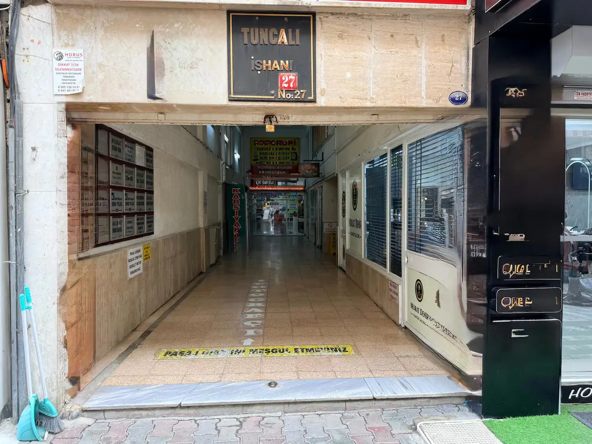 KARŞIYAKA ÇARŞIDA CADDE ÜZERINDE KIRALIK BALKON VE MUTFAKLI BÜRO/OFIS
