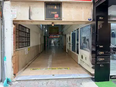 KARŞIYAKA ÇARŞIDA CADDE ÜZERINDE KIRALIK BALKON VE MUTFAKLI BÜRO/OFIS