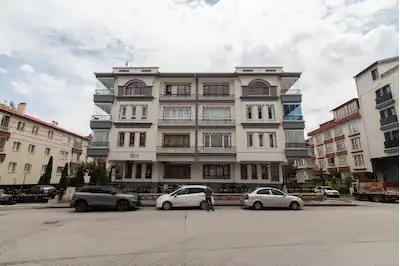 UYANIŞ GÜLBABA CADDESİ ÜZERİNDE EŞYALI KIRALIK 3+1 DAİRE CADDE CEPHE