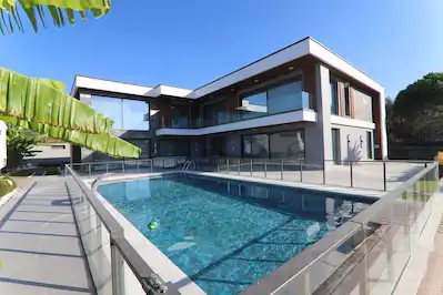 URLA KEKLİKTEPEDE 3.388 M² ARSA İÇERİSİNDE, ÖZEL TASARIM LÜKS VİLLA