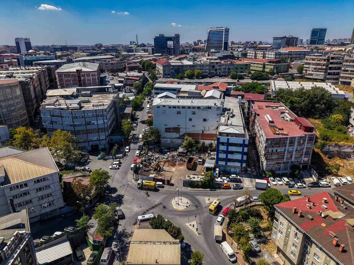TOPÇULAR'DA 1.100 M² TİCARİ İMARLI KÖŞE ARSA - 5.402 M² PROJELİ 3