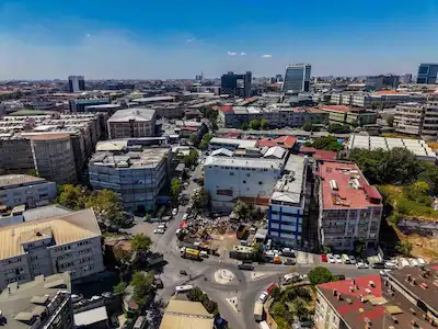 TOPÇULAR'DA 1.100 M² TİCARİ İMARLI KÖŞE ARSA - 5.402 M² PROJELİ
