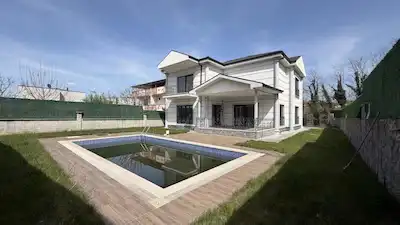 REMAXMAVİ FERYA KUTLUĞ SAPANCA YENİMAHALLEDE 4+1 HAVUZLU ORMAN MANZARALI VİLLA