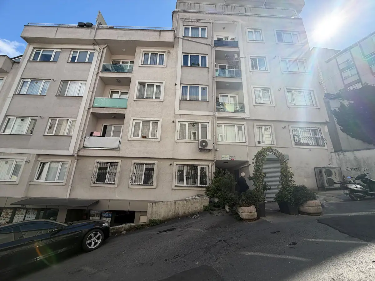 BEYOĞLU SÜTLÜCE'DE MERKEZI KONUMDA SATILIK 2+1 DAIRE