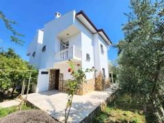 SEFERİHİSAR AKARCA'DA DENİZE 150M FULL EŞYALI 4+1 KİRALIK VİLLA