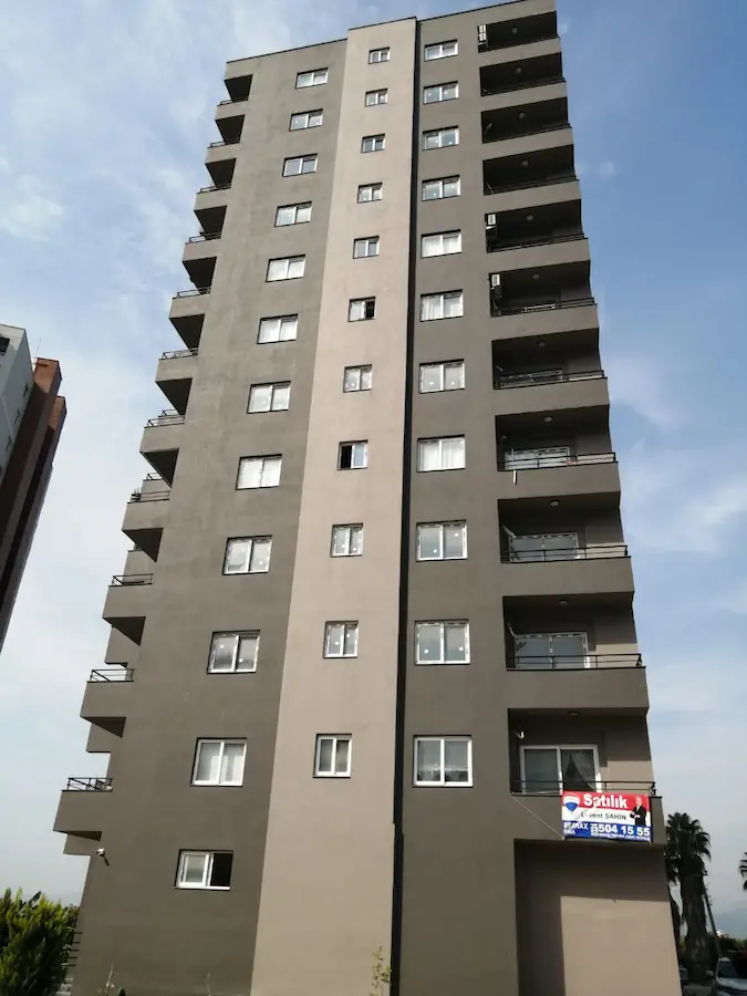 REMAX RINA'DAN ÇEŞMELİ’DE DENİZE YAKIN, HAVUZLU, FULL EŞYALI 2+1 DAIRE