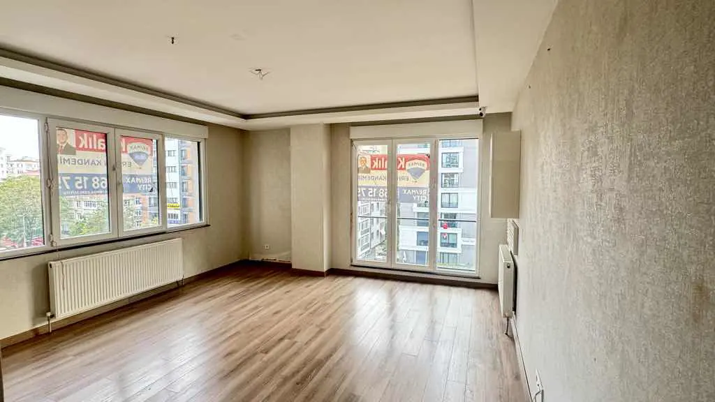 KADIKÖY MİNİBÜS CADDESİ’NDE 8 4M2 NET KİRALIK 2+1 DAİRE
