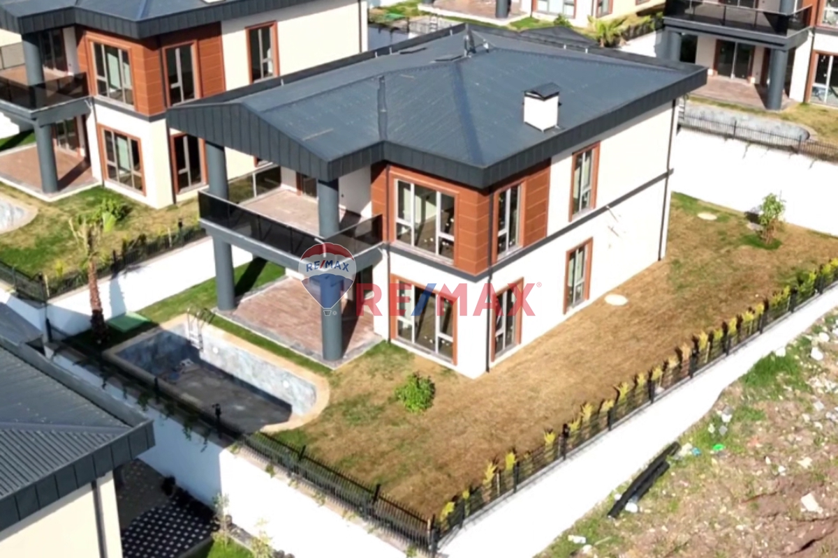 BAHÇECIK'TE DENIZ &DOĞA MANZARALI, SAĞLAM ZEMINDE LÜKS VILLALAR