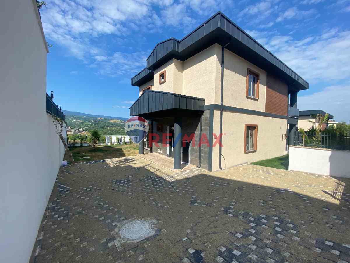 BAHÇECIK'TE DENIZ &DOĞA MANZARALI, SAĞLAM ZEMINDE LÜKS VILLALAR