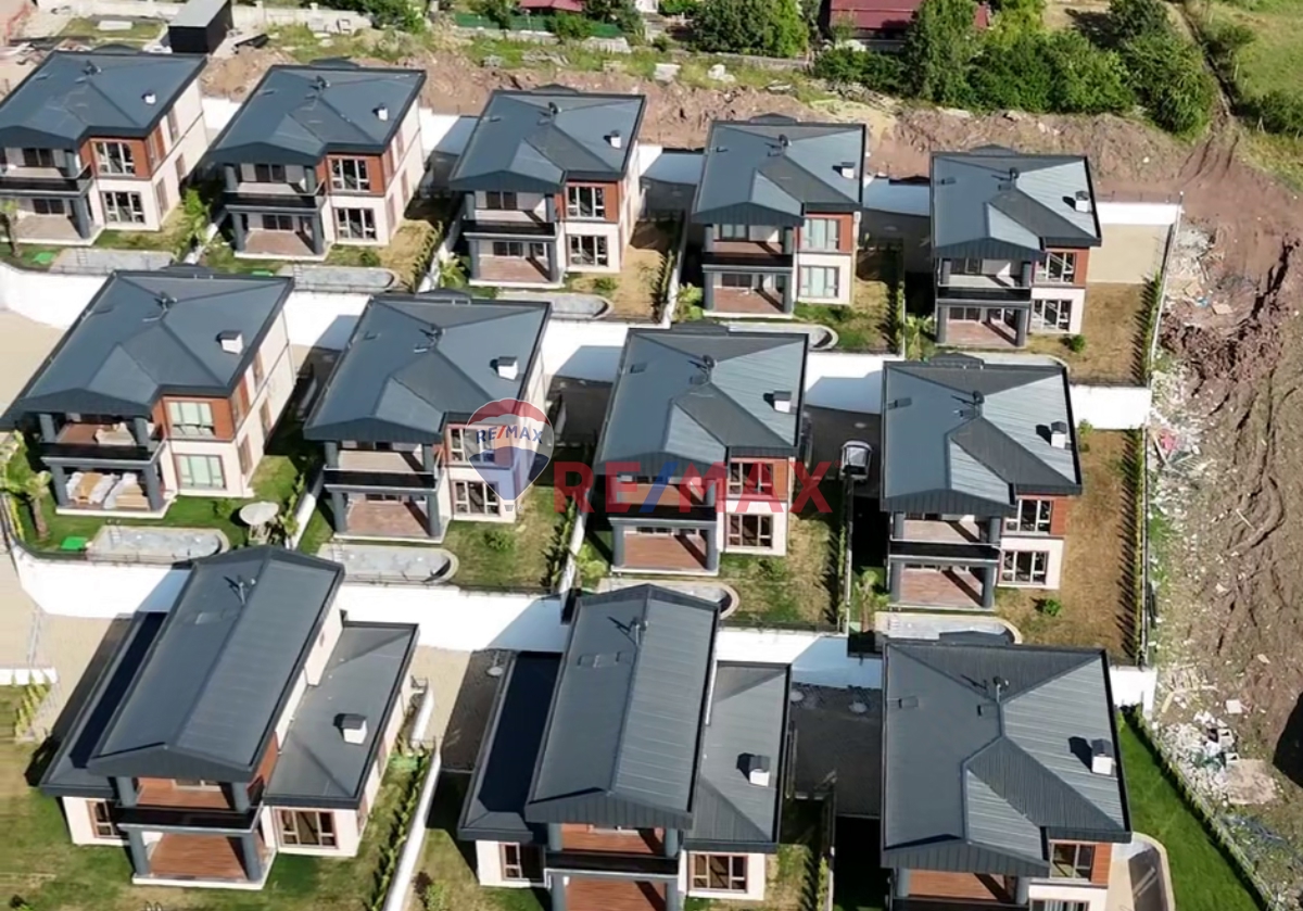 BAHÇECIK'TE DENIZ &DOĞA MANZARALI, SAĞLAM ZEMINDE LÜKS VILLALAR