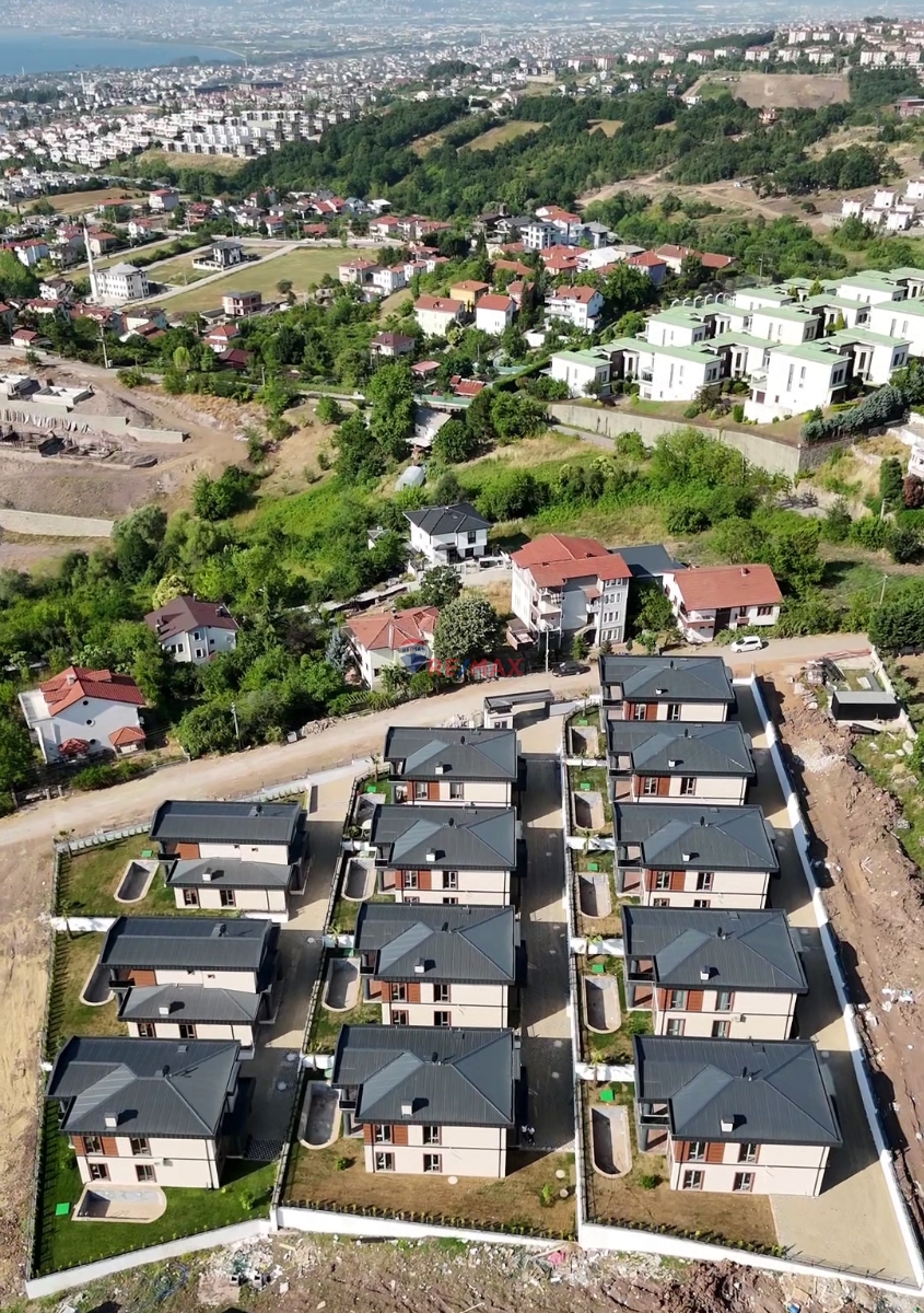 BAHÇECIK'TE DENIZ &DOĞA MANZARALI, SAĞLAM ZEMINDE LÜKS VILLALAR