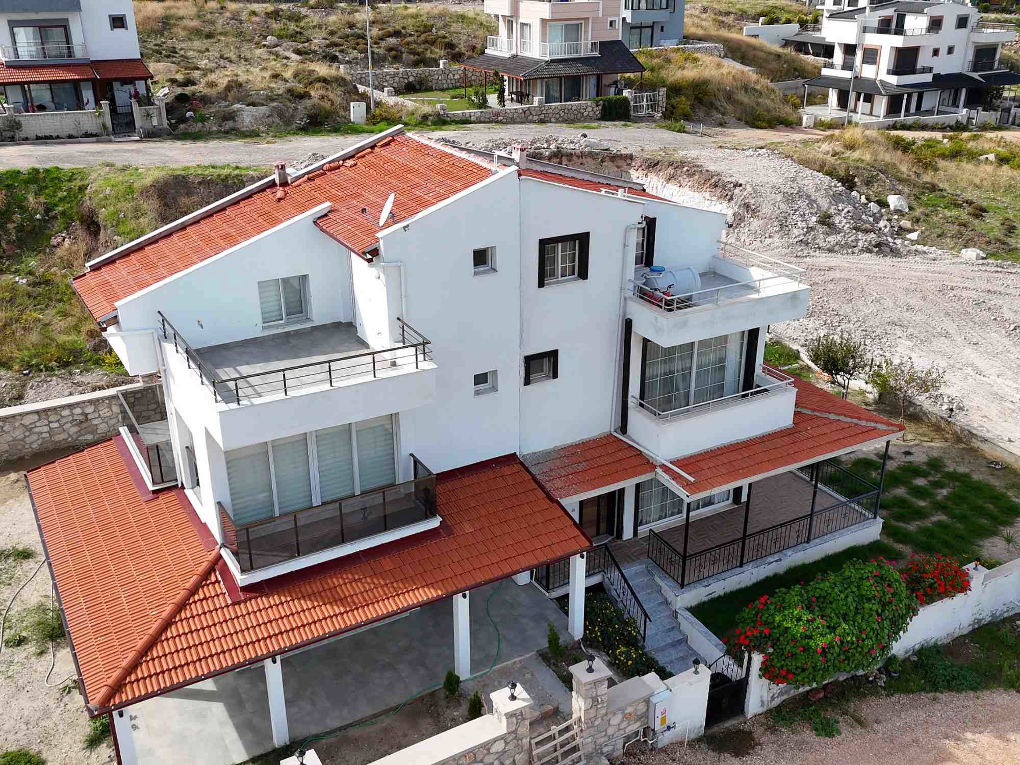 MORDOĞAN KAMUKENT'TE-ÖNÜ KAPANMAZ TRİPLEX VİLLA