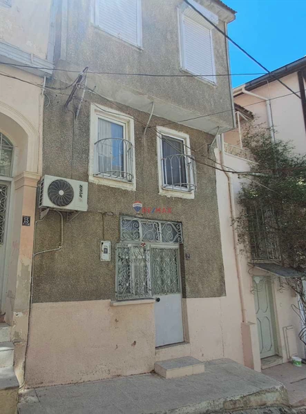 AYVALİK'DA 3 KATLI BİNA